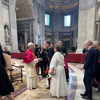 Los Grandes Duques Enrique y María Teresa de Luxemburgo saludan al Papa León XIV tras la misa de inicio del Pontificado de León XIV