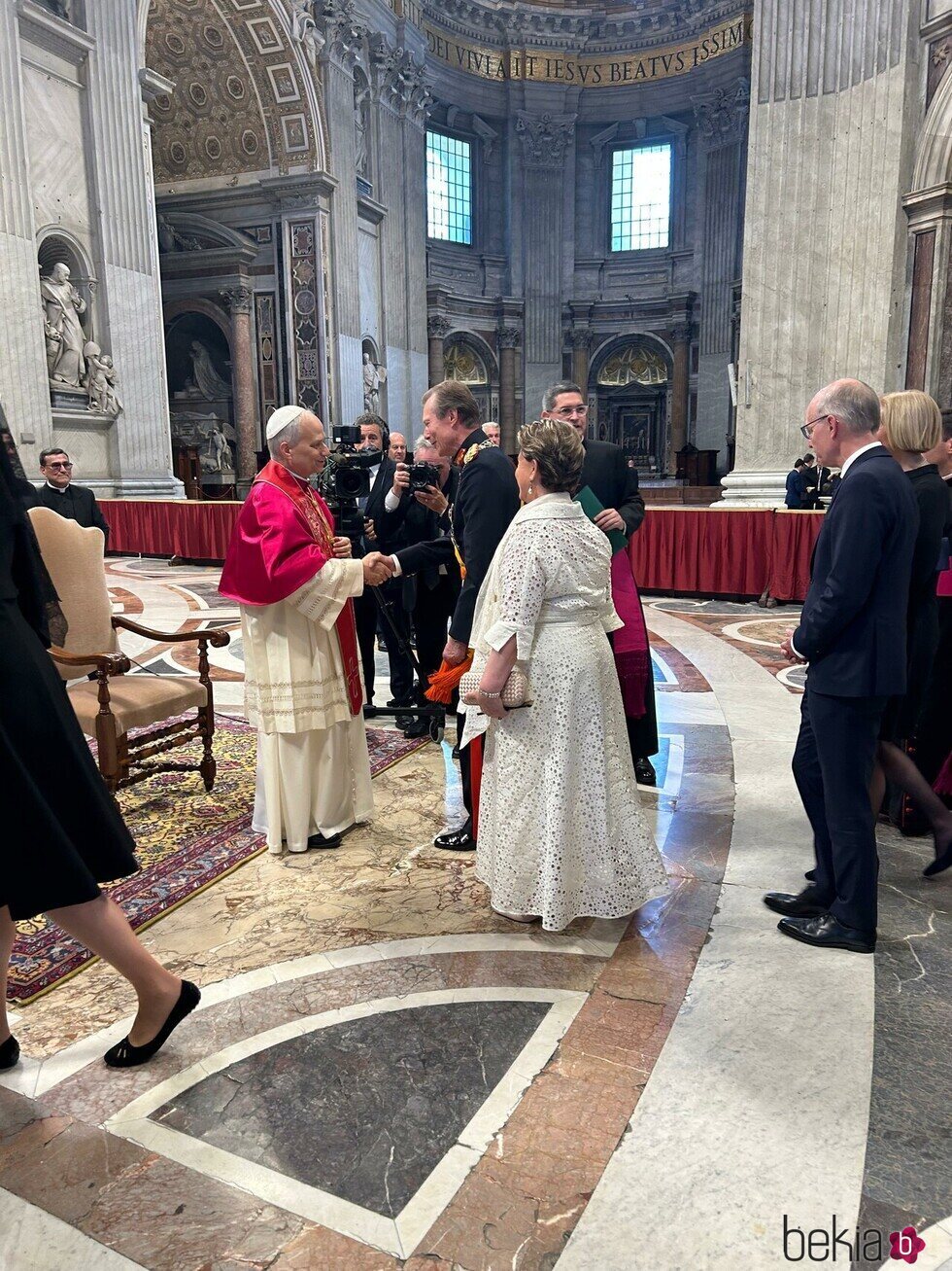 Los Grandes Duques Enrique y María Teresa de Luxemburgo saludan al Papa León XIV tras la misa de inicio del Pontificado de León XIV