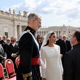 El Rey Felipe VI y la Reina Letizia con el Privilegio de Blanco en la misa de inicio del Pontificado de León XIV