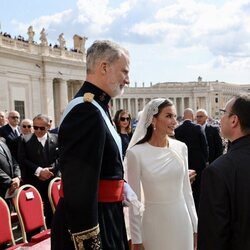 El Rey Felipe VI y la Reina Letizia con el Privilegio de Blanco en la misa de inicio del Pontificado de León XIV