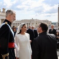 El Rey Felipe VI y la Reina Letizia con el Privilegio de Blanco en la misa de inicio del Pontificado de León XIV