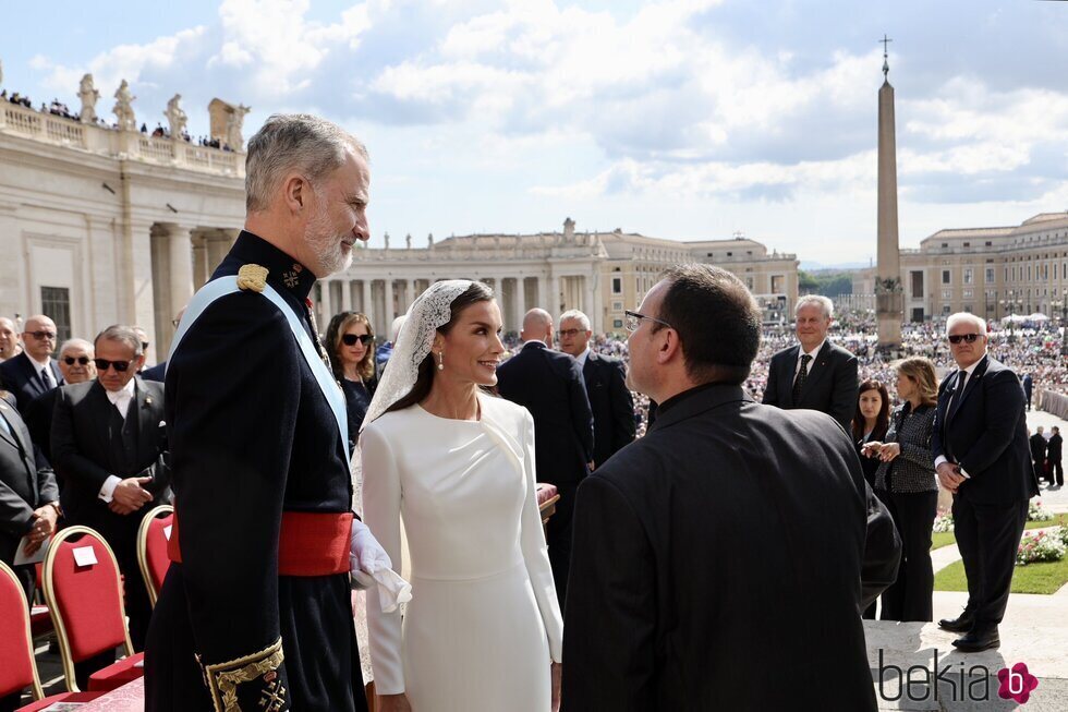 El Rey Felipe VI y la Reina Letizia con el Privilegio de Blanco en la misa de inicio del Pontificado de León XIV