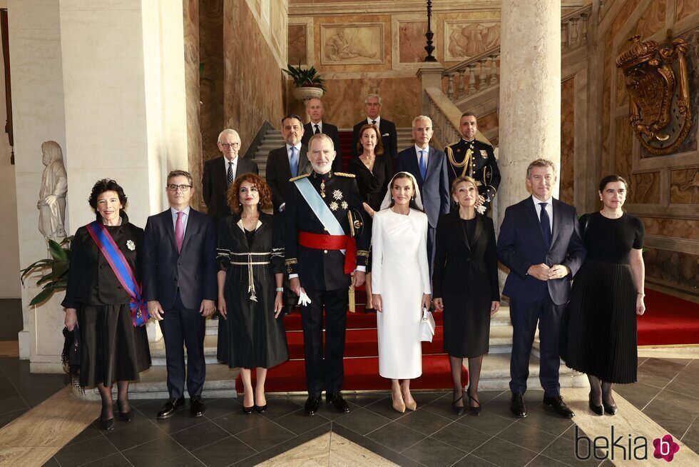 Los Reyes Felipe y Letizia con el resto de la delegación española en la misa de inicio del Pontificado de León XIV