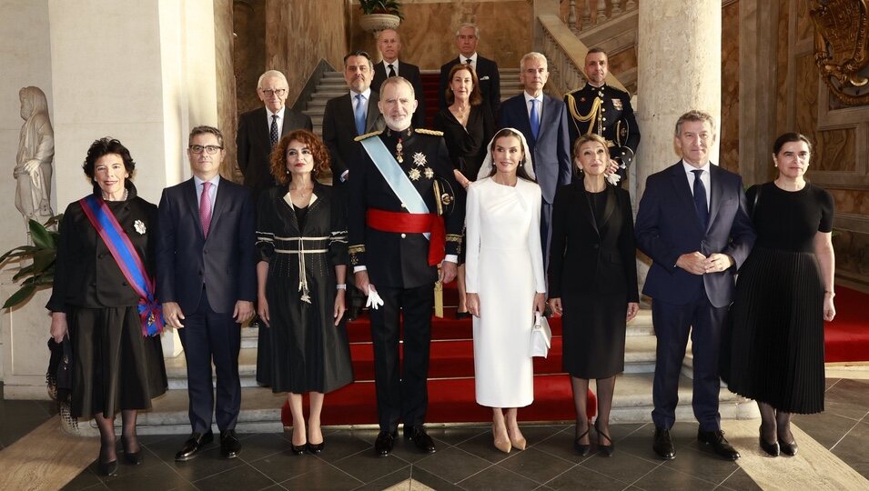 Los Reyes Felipe y Letizia con el resto de la delegación española en la misa de inicio del Pontificado de León XIV