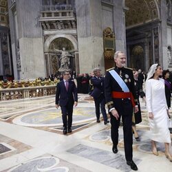 Los Reyes Felipe y Letizia en la Basílica de San Pedro en la misa de inicio del Pontificado de León XIV
