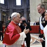 Los Reyes Felipe y Letizia hablando con el Papa León XIV tras la misa de inicio del Pontificado de León XIV