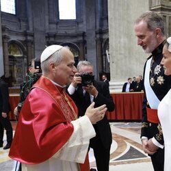 Los Reyes Felipe y Letizia hablando con el Papa León XIV tras la misa de inicio del Pontificado de León XIV