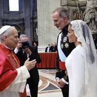 Los Reyes Felipe y Letizia hablando con el Papa León XIV tras la misa de inicio del Pontificado de León XIV