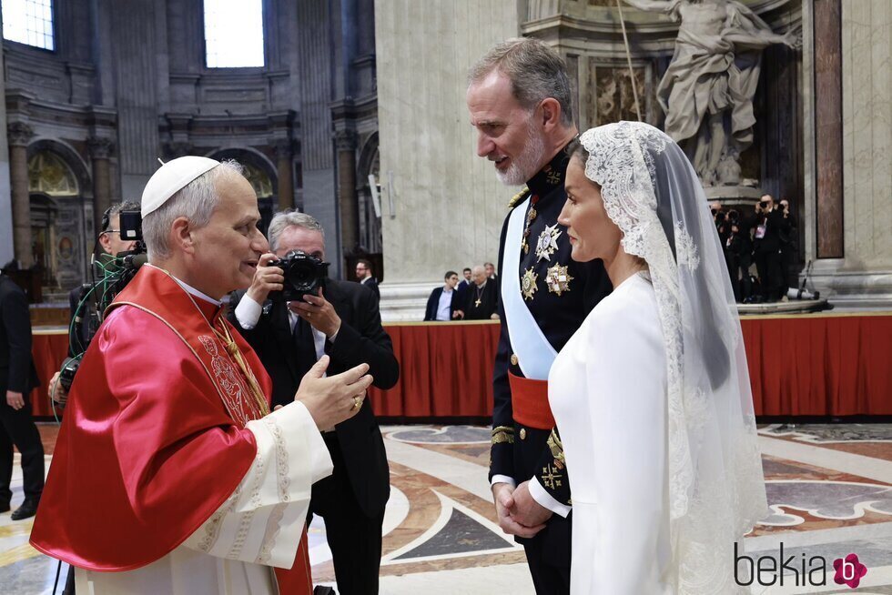 Los Reyes Felipe y Letizia hablando con el Papa León XIV tras la misa de inicio del Pontificado de León XIV