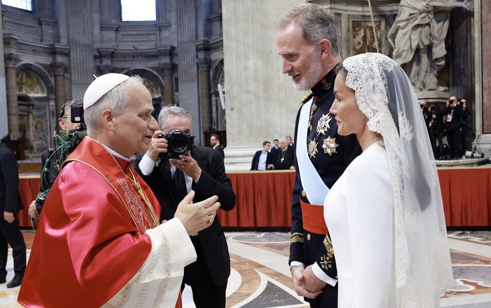 Kings Felipe y Letizia hablando con el Papa Leo XIV después de la masa inicial del Pontificado de Leo XIV