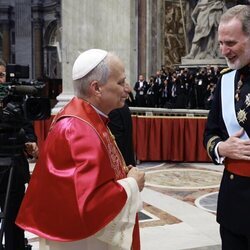 Los Reyes Felipe y Letizia saludan al Papa León XIV en la misa de inicio del Pontificado de León XIV