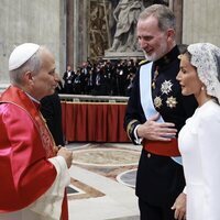 Los Reyes Felipe y Letizia saludan al Papa León XIV en la misa de inicio del Pontificado de León XIV