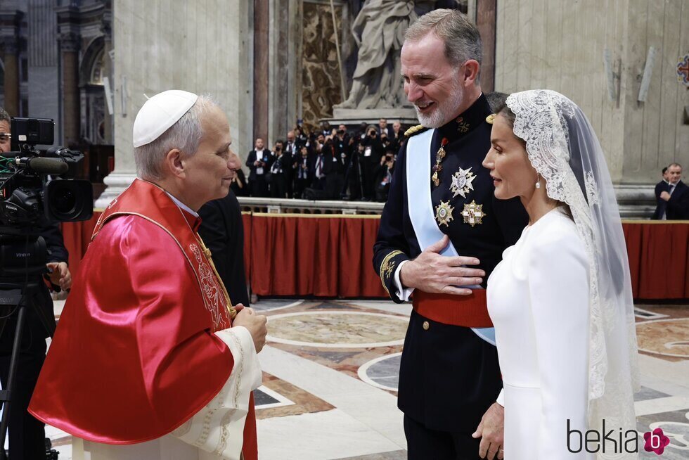 Los Reyes Felipe y Letizia saludan al Papa León XIV en la misa de inicio del Pontificado de León XIV