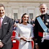 Los Reyes Felipe y Letiza con la Reina con mantilla y vestido blanco en la misa de inicio del Pontificado de León XIV