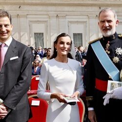 Los Reyes Felipe y Letiza con la Reina con mantilla y vestido blanco en la misa de inicio del Pontificado de León XIV