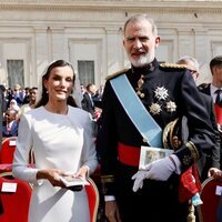 Los Reyes Felipe y Letiza con la Reina con mantilla y vestido blanco en la misa de inicio del Pontificado de León XIV
