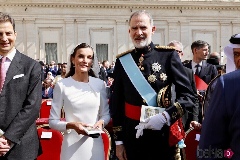 Los Reyes Felipe y Letiza con la Reina con mantilla y vestido blanco en la misa de inicio del Pontificado de León XIV