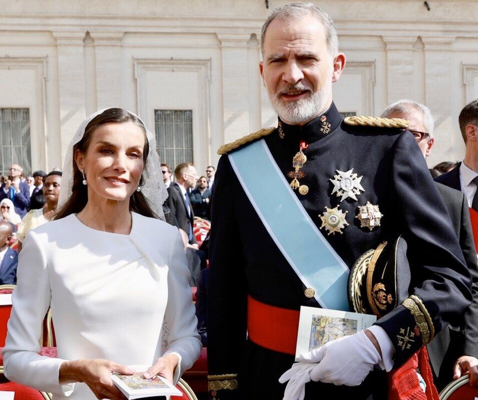 Los reyes Felipe y deja que la reina con mantilla y vestido blanco en la masa de inicio del pontificado de Leo XIV