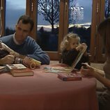 Los Reyes Felipe y Letizia jugando en casa con sus hijas Leonor y Sofía cuando eran pequeñas