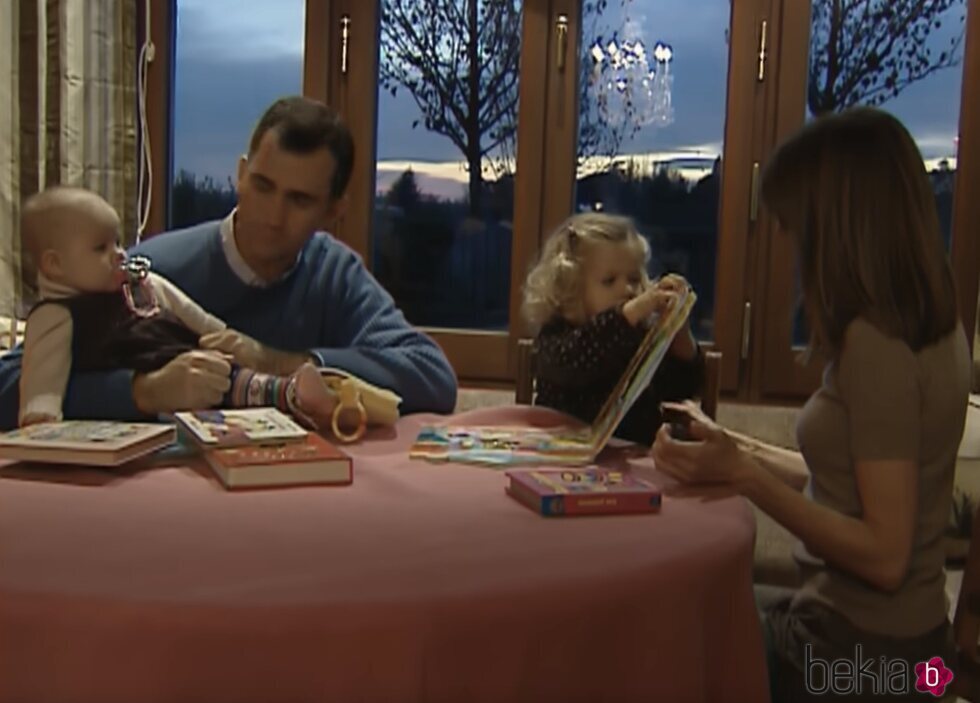 Los Reyes Felipe y Letizia jugando en casa con sus hijas Leonor y Sofía cuando eran pequeñas