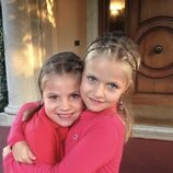 La Princesa Leonor y la Infanta Sofía vestidas a juego y con el mismo peinado cuando eran pequeñas