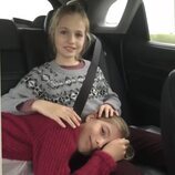 La Infanta Sofía tumbada sobre la Princesa Leonor en el coche cuando eran pequeñas