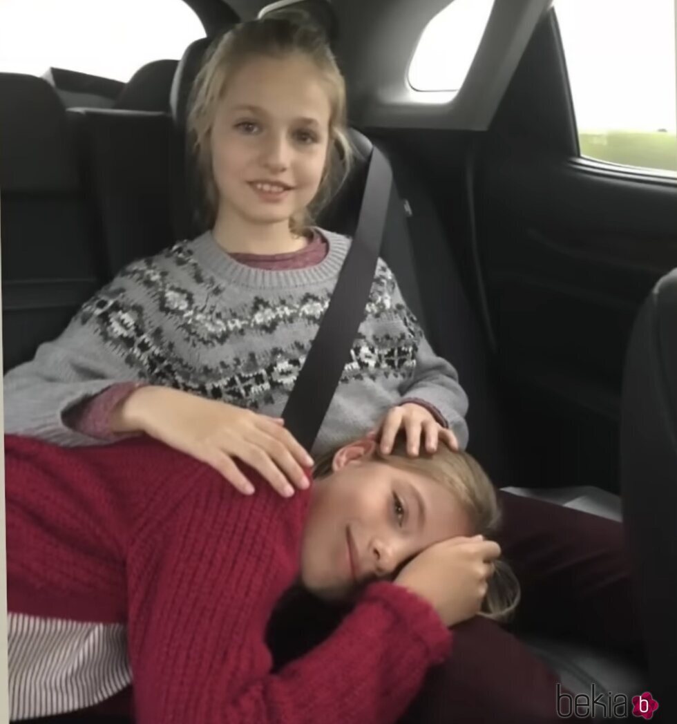 La Infanta Sofía tumbada sobre la Princesa Leonor en el coche cuando eran pequeñas