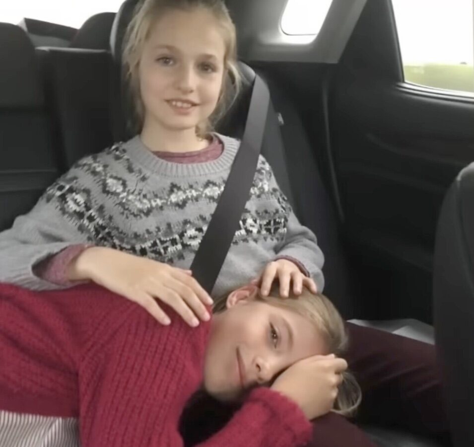 La Infanta Sofía tumbada sobre la Princesa Leonor en el coche cuando eran pequeñas