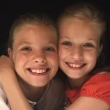 La Princesa Leonor y la Infanta Sofía posando abrazadas y sonrientes de pequeñas