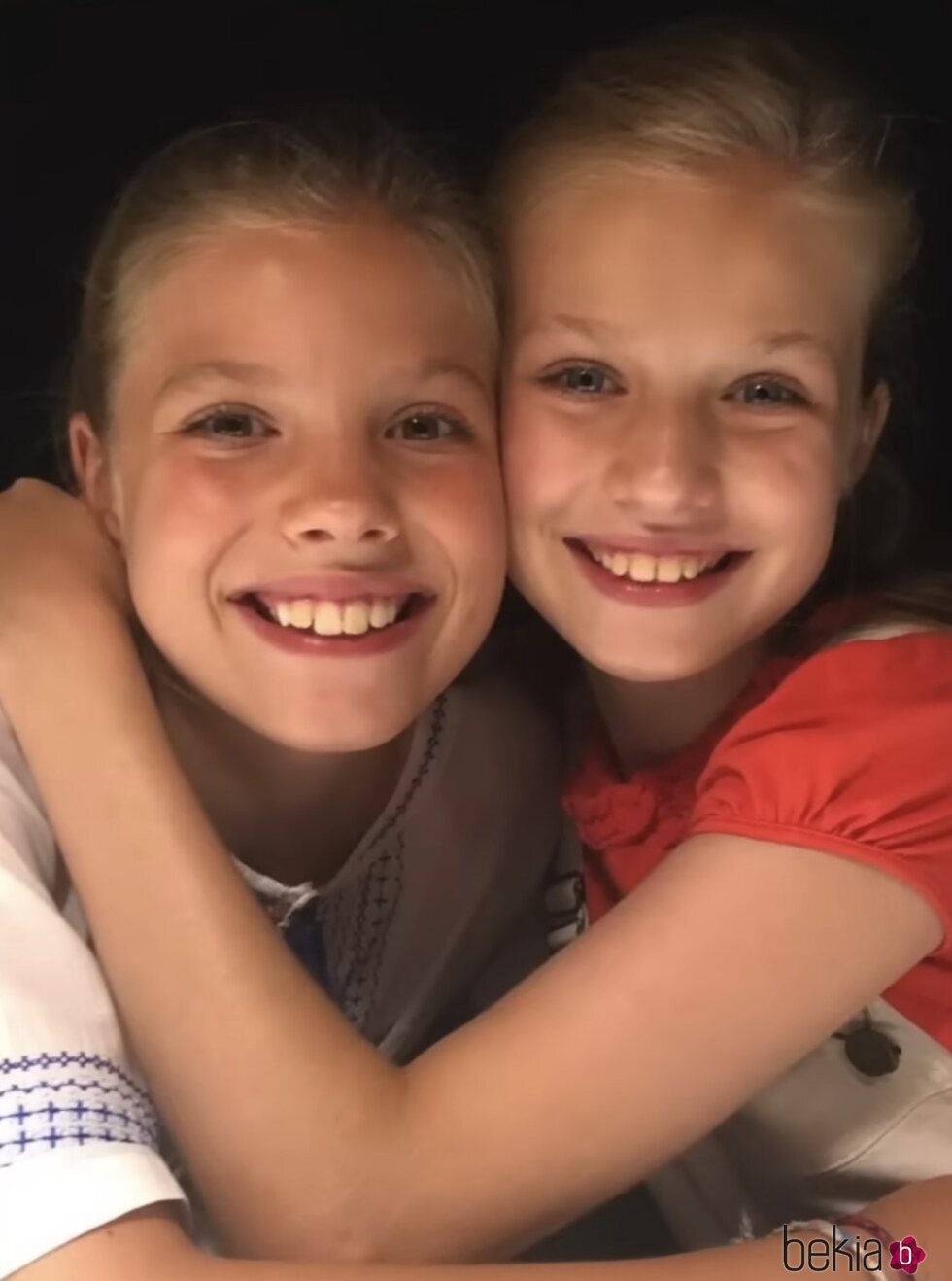 La Princesa Leonor y la Infanta Sofía posando abrazadas y sonrientes de pequeñas