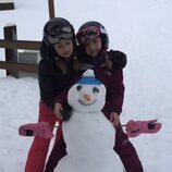 La Princesa Leonor y la Infanta Sofía con un muñeco de nieve cuando eran pequeñas