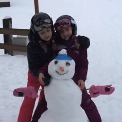 La Princesa Leonor y la Infanta Sofía con un muñeco de nieve cuando eran pequeñas
