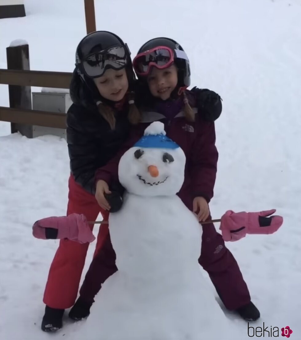 La Princesa Leonor y la Infanta Sofía con un muñeco de nieve cuando eran pequeñas