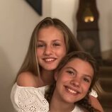La Princesa Leonor y la Infanta Sofía posando juntas muy sonrientes y relajadas