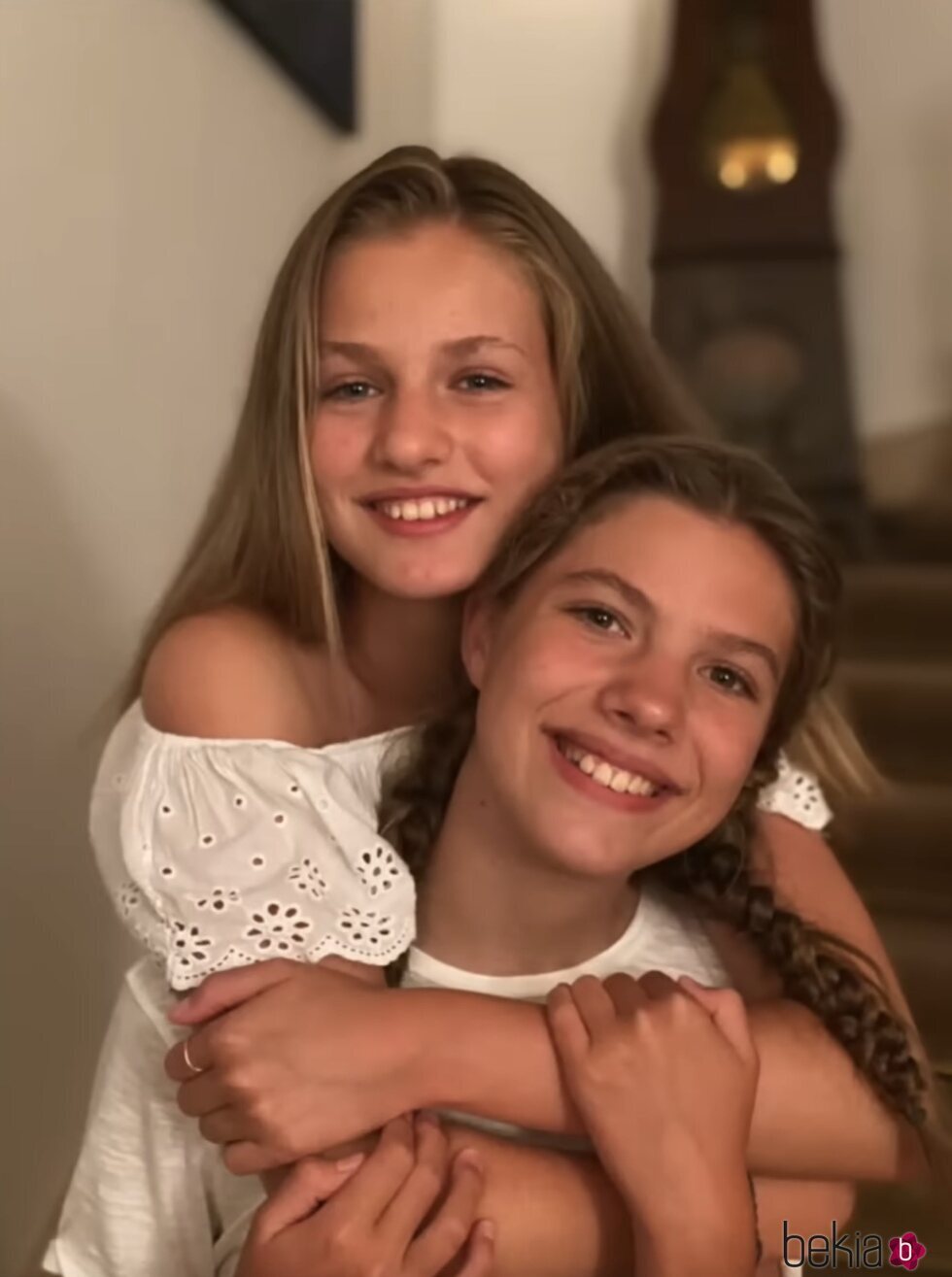 La Princesa Leonor y la Infanta Sofía posando juntas muy sonrientes y relajadas