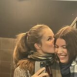 La Princesa Leonor da un beso a la Infanta Sofía en un selfie