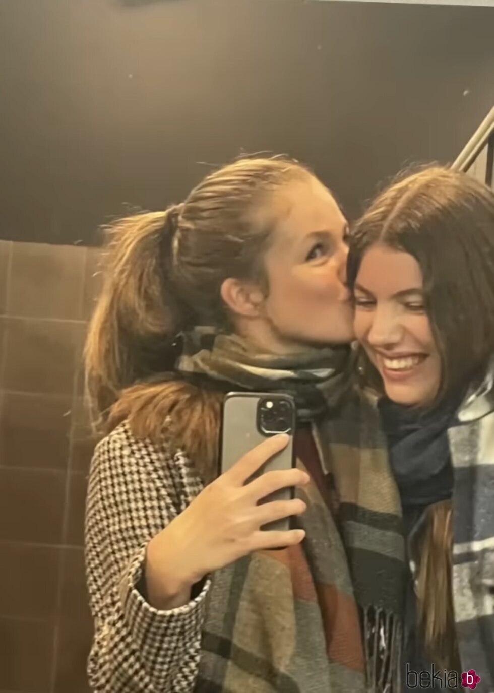 La Princesa Leonor da un beso a la Infanta Sofía en un selfie