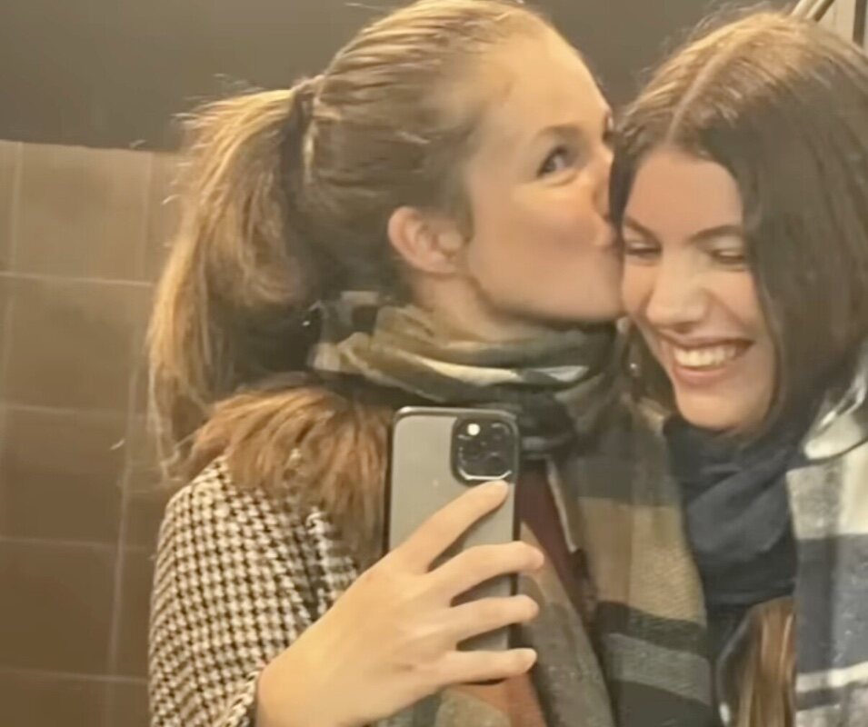 La Princesa Leonor da un beso a la Infanta Sofía en un selfie