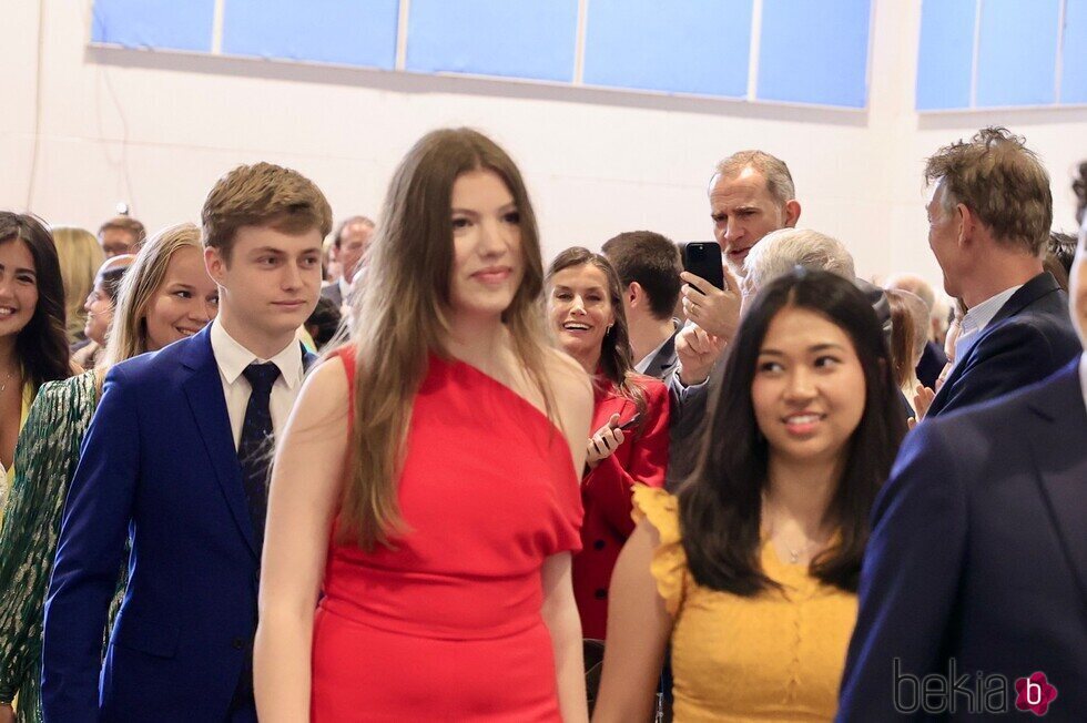 La Infanta Sofía con sus compañeros en su graduación en el UWC Atlantic College de Gales