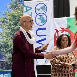 La Infanta Sofía saluda al director del UWC Atlantic College de Gales en su graduación