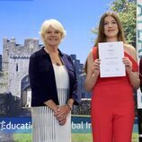 La Infanta Sofía con su diploma en su graduación en el UWC Atlantic College de Gales