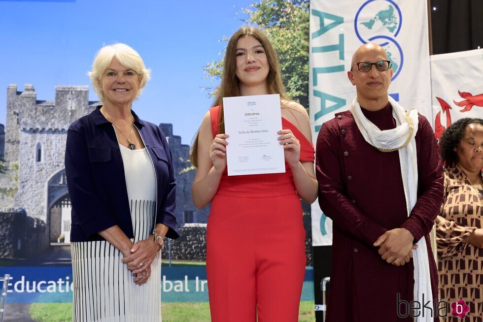 La Infanta Sofía con su diploma en su graduación en el UWC Atlantic College de Gales
