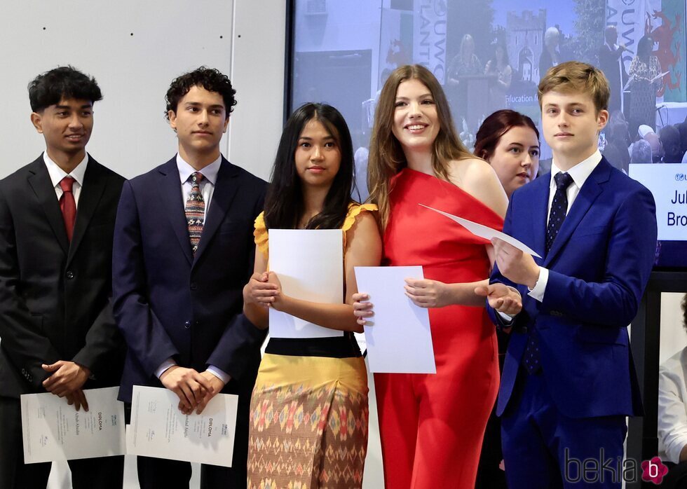 La Infanta Sofía y sus compañeros tras recoger el diploma en su graduación