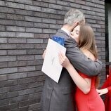 El Rey Felipe VI y la Infanta Sofía se abrazan en presencia de la Reina Letizia en la graduación de la Infanta Sofía