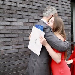 El Rey Felipe VI y la Infanta Sofía se abrazan en presencia de la Reina Letizia en la graduación de la Infanta Sofía