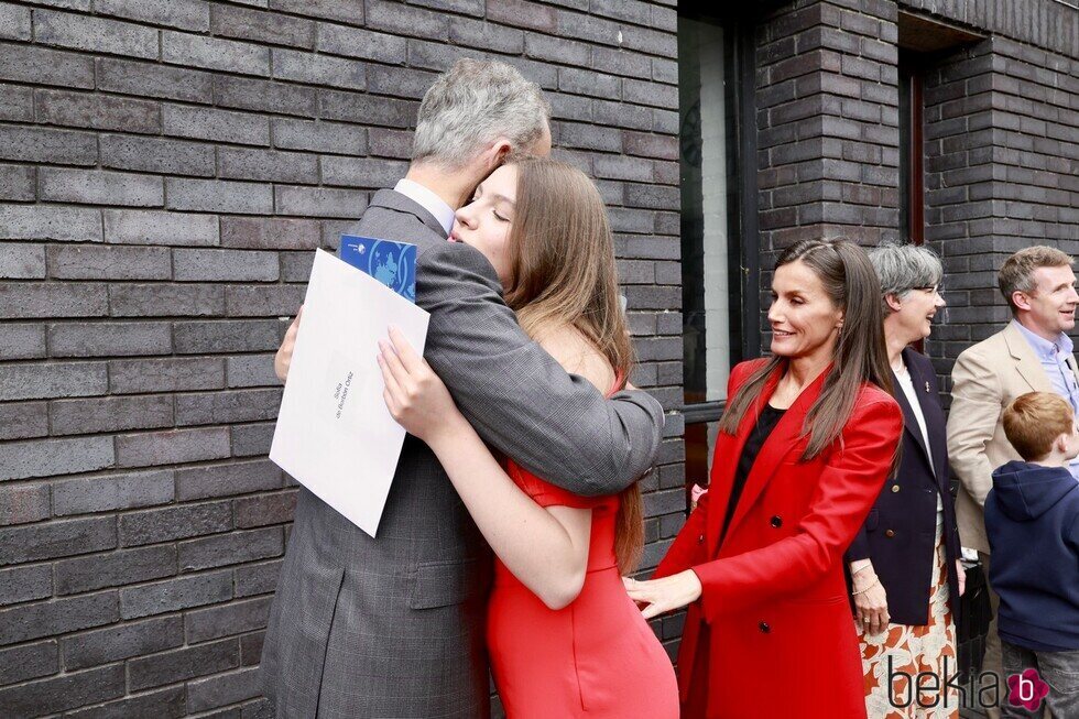 El Rey Felipe VI y la Infanta Sofía se abrazan en presencia de la Reina Letizia en la graduación de la Infanta Sofía