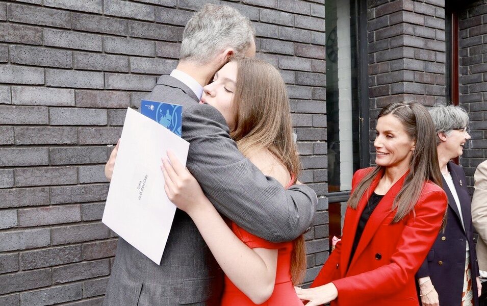 El Rey Felipe VI y la Infanta Sofía se abrazan en presencia de la Reina Letizia en la graduación de la Infanta Sofía