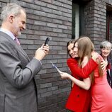 Felipe VI haciendo una foto a la Reina Letizia y la Infanta Sofía en la graduación de la Infanta Sofía
