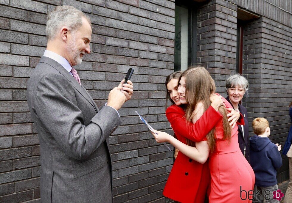 Felipe VI haciendo una foto a la Reina Letizia y la Infanta Sofía en la graduación de la Infanta Sofía