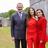 La Infanta Sofía en su graduación con los Reyes Felipe y Letizia